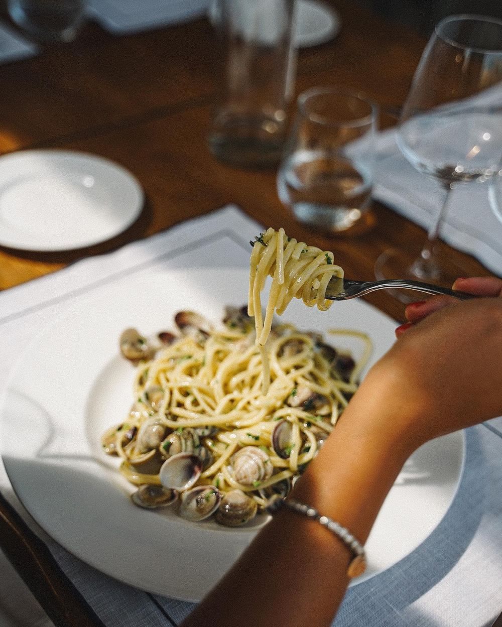 Linguine alle vongole servite a tavola