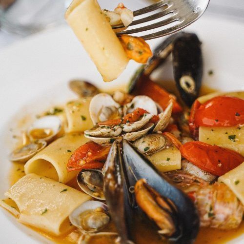 Paccheri allo scoglio con cozze, vongole e pomodorini