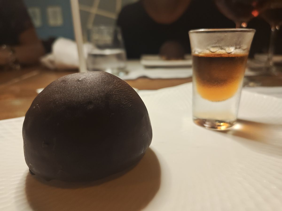 Il Parrozzo di Ada, cupola di cioccolato servita con un bicchierino di liquore
