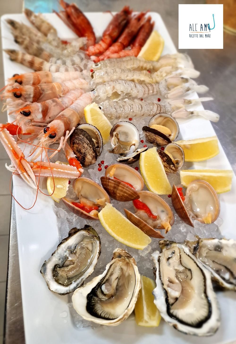 Plateau di crudo con ostriche, scampi, gamberi rossi, vongole e limone