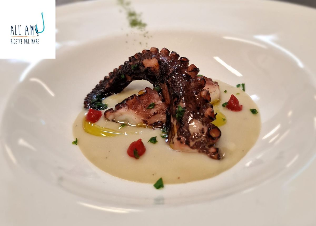 Tentacolo di polpo alla griglia su crema, con olio e peperoncino