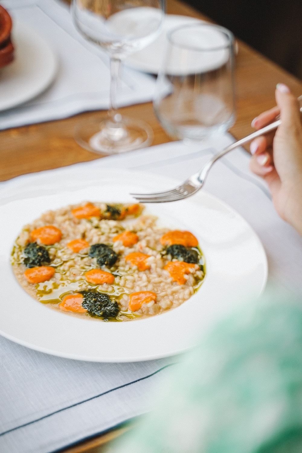 Risotto mantecato al pesto con gamberi ed emulsione di pomodoro