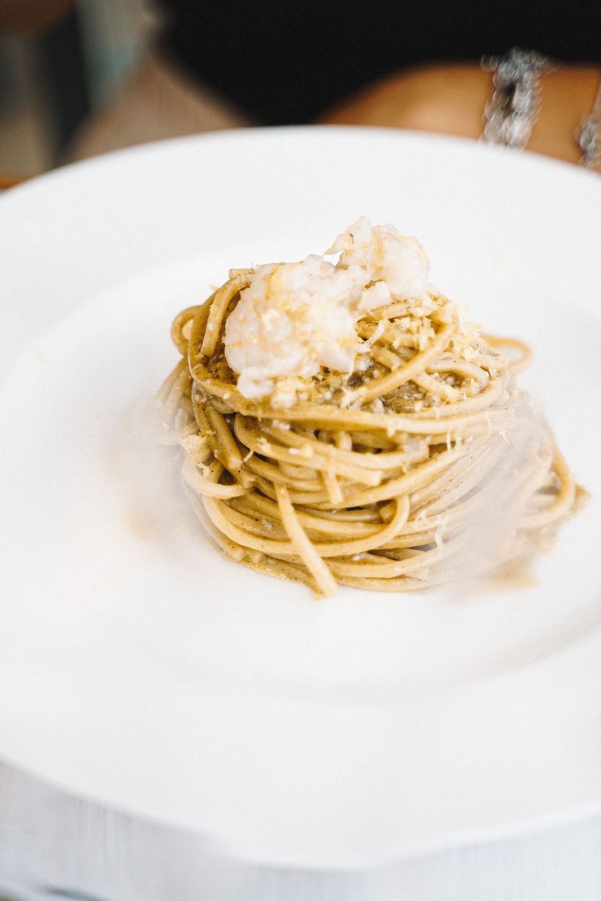 Spaghetto avvolto a nido con battuto di crudo di mare