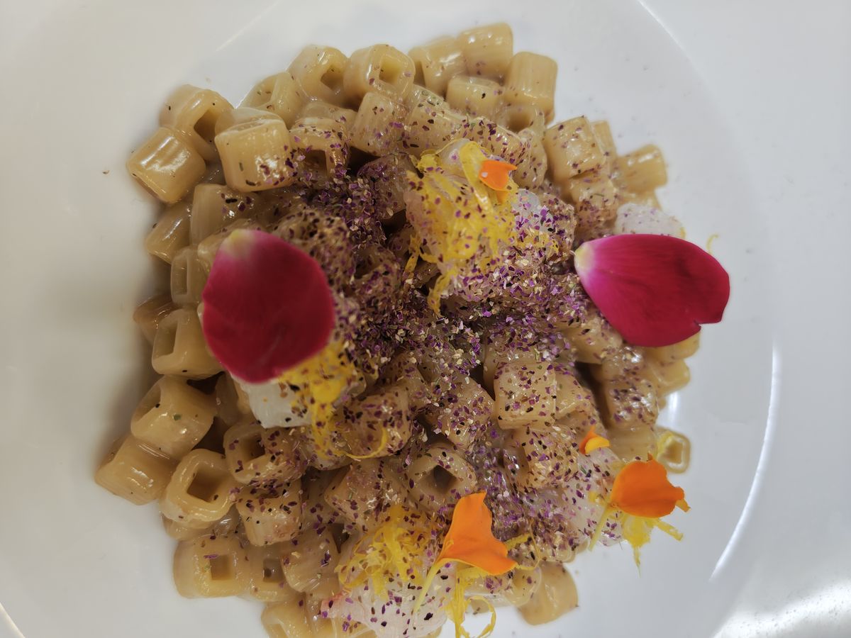 Tubetto con scampi, burro, scorza di limone e polvere di rosa, con petali di rosa e calendula